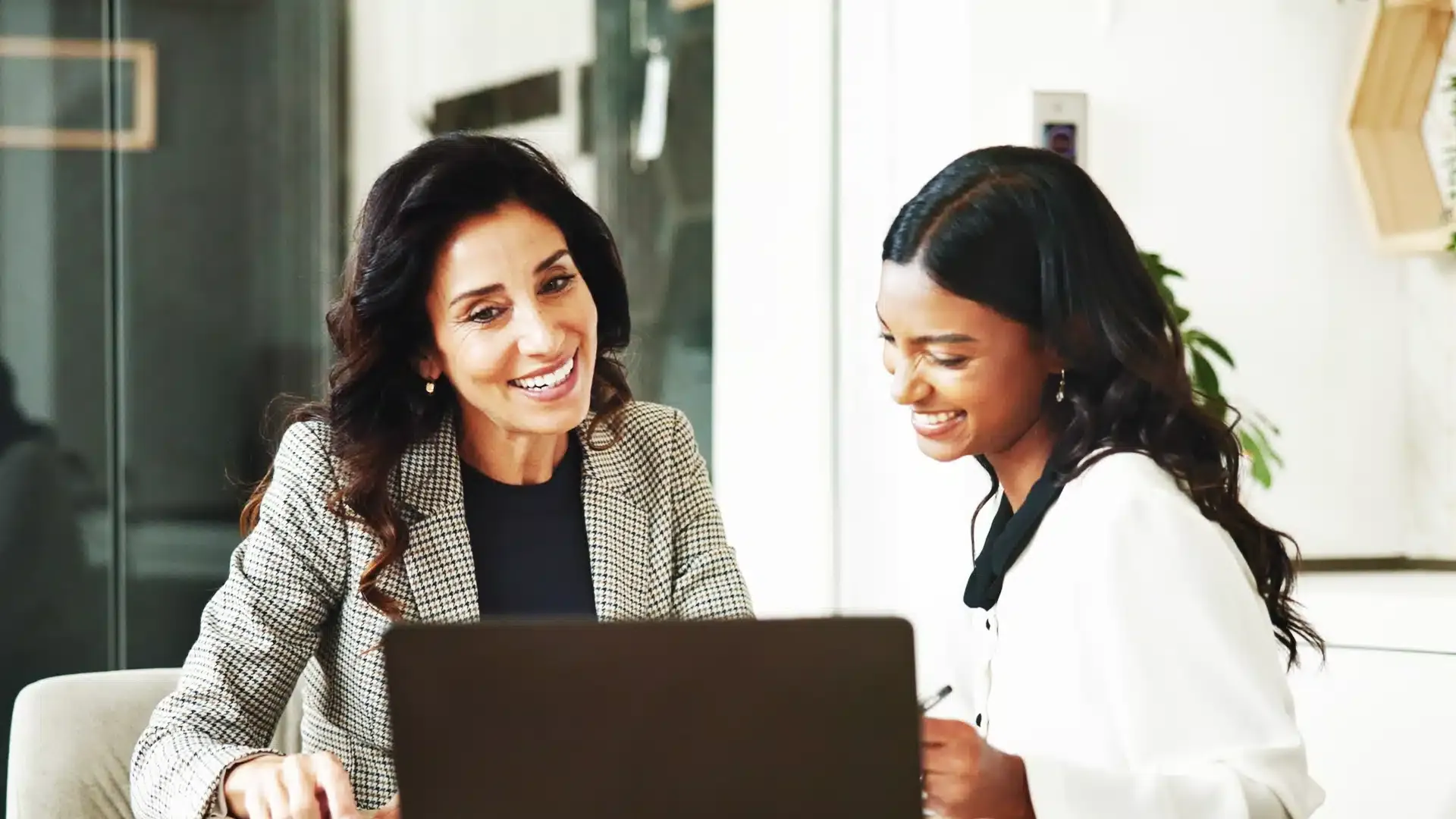 Advisor and customer reviewing a case together at a desk
